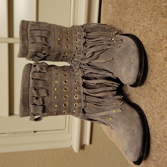 Guess Fringe Boots Greyish Beige Worn Twice ! Excellent condition! Size 6 1/2 - Picture 2 of 4